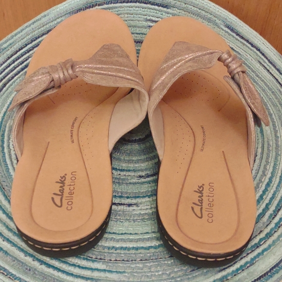 NWOT Clark's SZ 10W Sandals Gold Sparkle w/ Blemish. - Picture 3 of 9